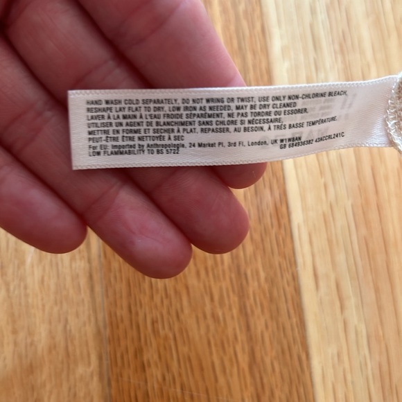 White crochet lines pull on shorts - excellent condition - Picture 5 of 5